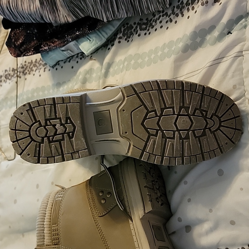 Boots - Picture 4 of 4